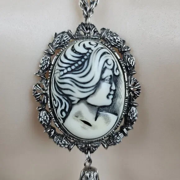 1970s Resin Cameo Black White Pendant Necklace Tassel Silver Tone Vintage - Picture 3 of 14